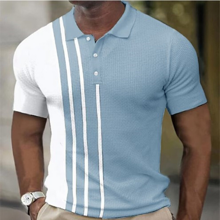 Lichtblauw poloshirt met witte strepen, korte mouwen en knoopsluiting. Stijlvol herenmode, perfect voor casual en zakelijke gelegenheden.