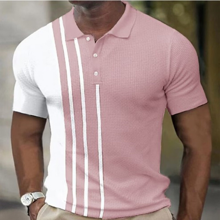 Man in roze en witte polo met strepen, korte mouwen, knoopsluiting, casual stijl. Perfect voor zomermode en herenkledingtrends.