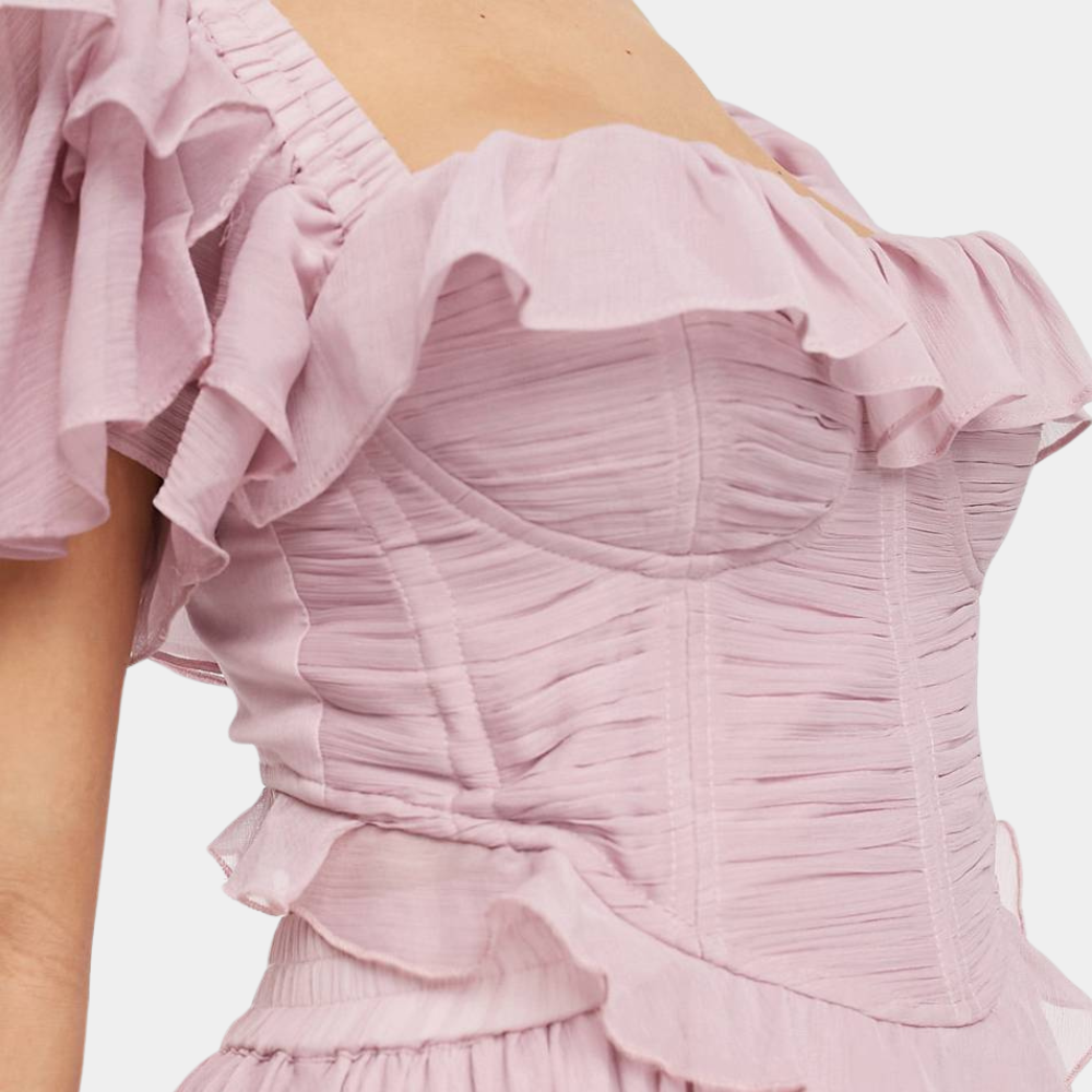 Roze jurk met ruches, vierkante halslijn en pofmouwen. Elegante damesmode, perfect voor zomerfeesten en bruiloften. Trendy en stijlvol ontwerp.