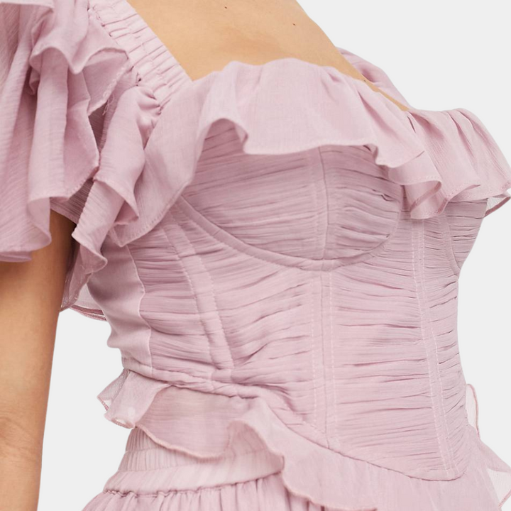 Roze jurk met ruches, vierkante halslijn en pofmouwen. Elegante damesmode, perfect voor zomerfeesten en bruiloften. Trendy en stijlvol ontwerp.
