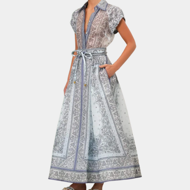 Lange blauwe paisley jurk met korte mouwen en ceintuur, elegante damesmode, zomerjurk met zakken, bohemian stijl, casual chique outfit.