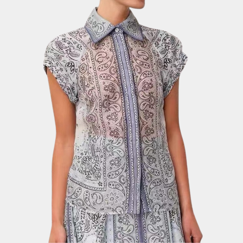 Damesblouse met korte mouwen, paisleyprint in blauw en wit, klassieke kraag, knoopsluiting. Modieuze zomerblouse, casual stijl.