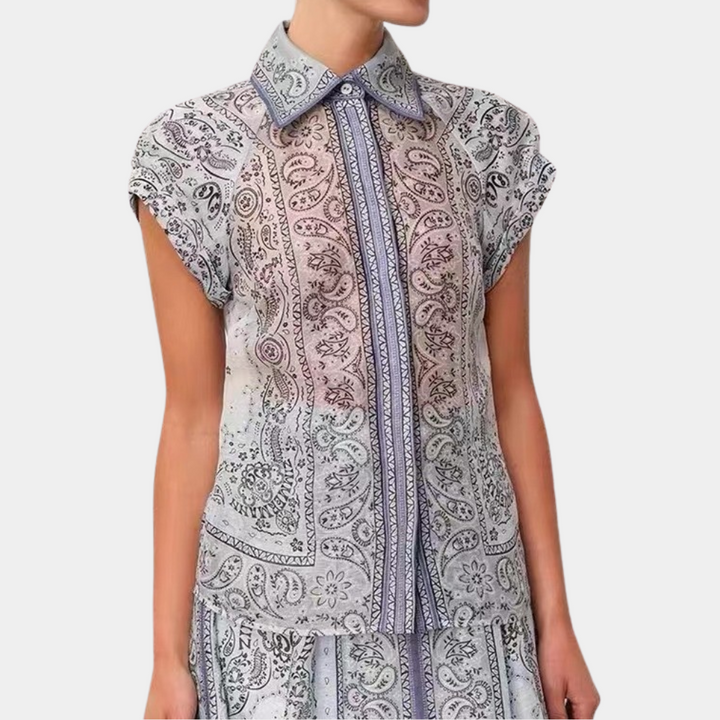 Damesblouse met korte mouwen, paisleyprint in blauw en wit, klassieke kraag, knoopsluiting. Modieuze zomerblouse, casual stijl.