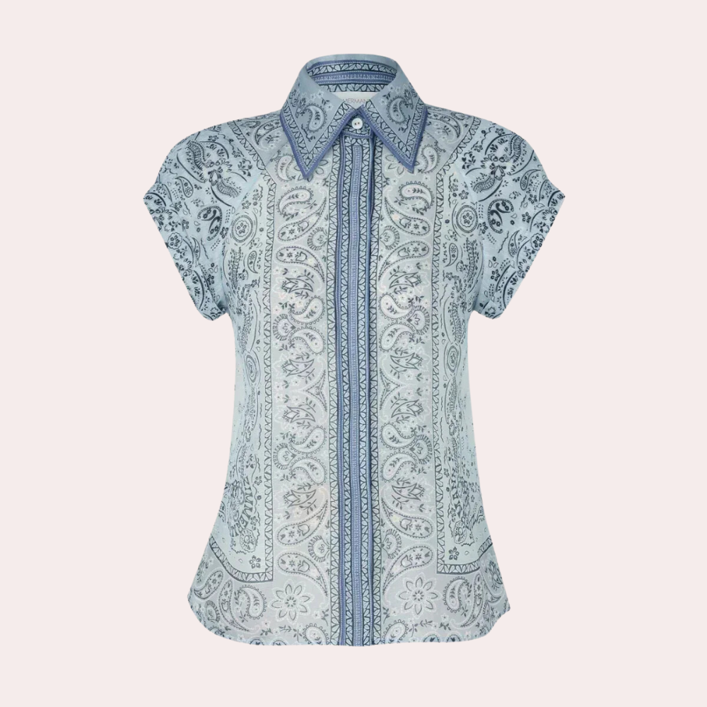 Blauwe damesblouse met paisleyprint, korte mouwen en klassieke kraag. Modieuze top voor casual en zakelijke outfits.