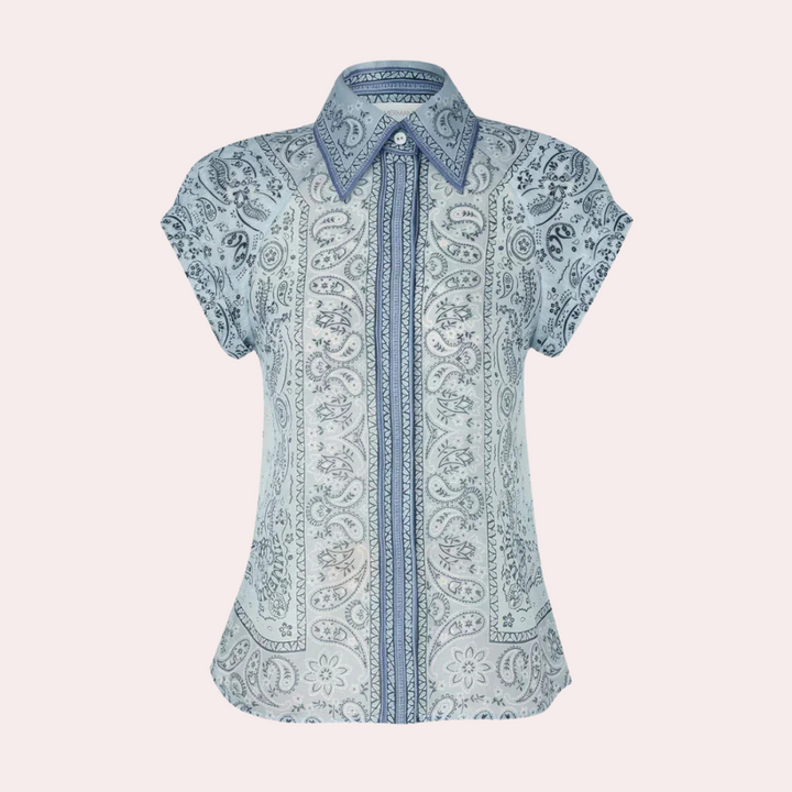 Blauwe damesblouse met paisleyprint, korte mouwen en klassieke kraag. Modieuze top voor casual en zakelijke outfits.