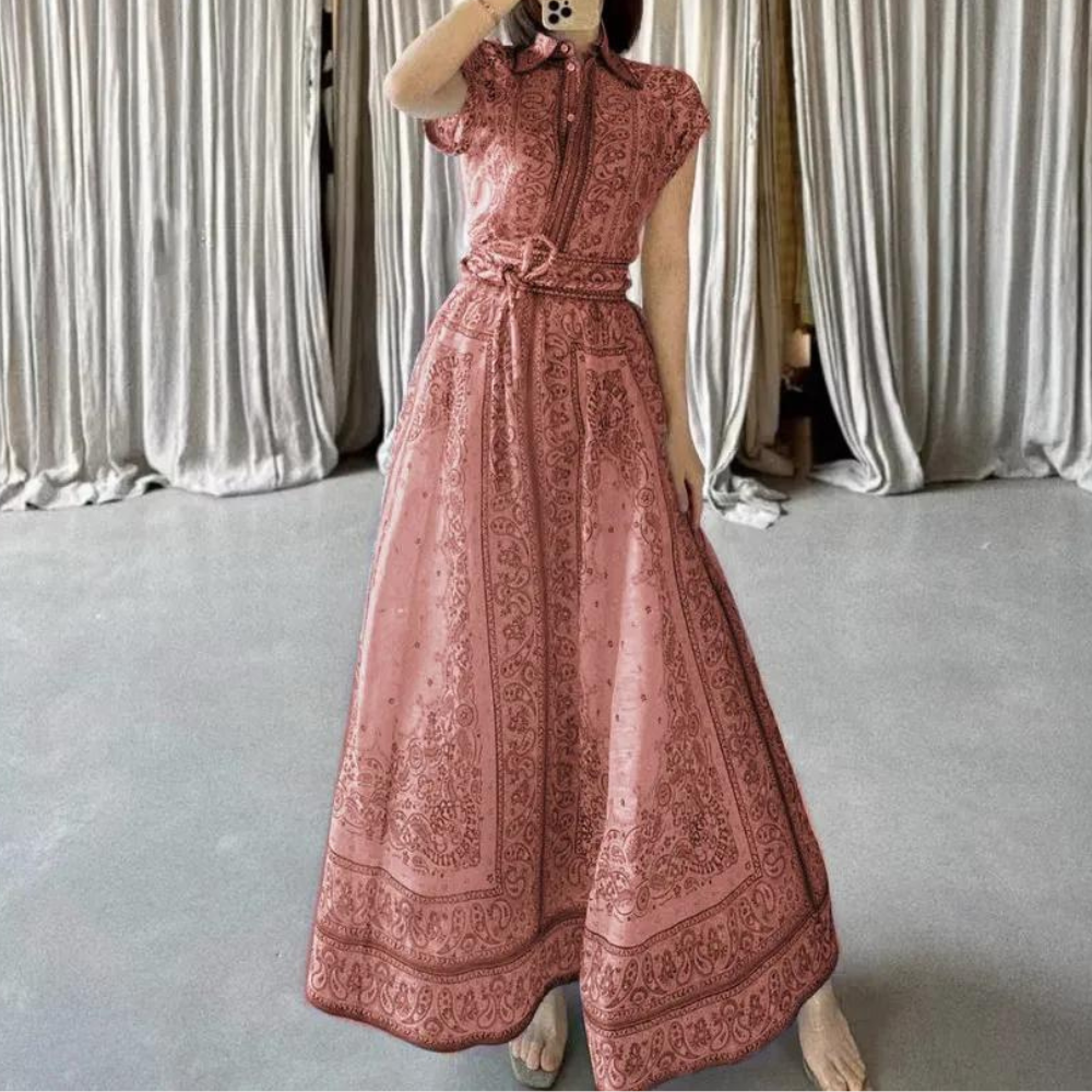 Roze maxi-jurk met paisley-patroon, korte mouwen en strikceintuur, voor elegante damesmode. Perfect voor zomerfeesten en bruiloften.