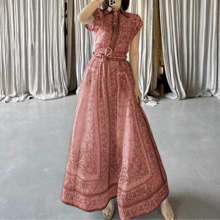 Roze maxi-jurk met paisley-patroon, korte mouwen en strikceintuur, voor elegante damesmode. Perfect voor zomerfeesten en bruiloften.
