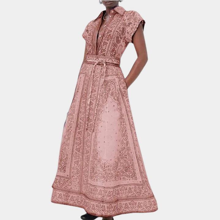 Roze maxi-jurk met paisley-patroon, korte mouwen en kraag. Elegante damesmode, perfect voor zomer- of avondkleding.