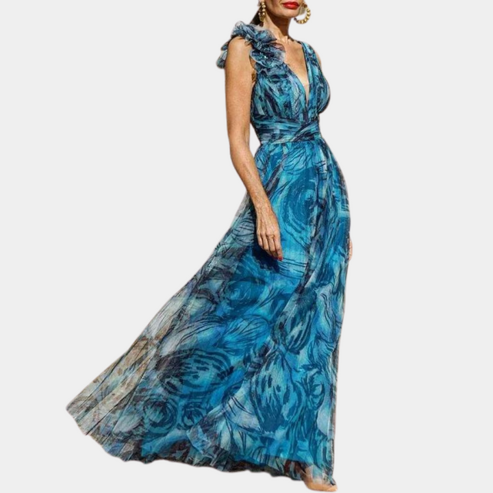 Blauwe maxi-jurk met bloemenprint, mouwloos ontwerp en diepe V-hals. Perfect voor zomerse evenementen en elegante gelegenheden.