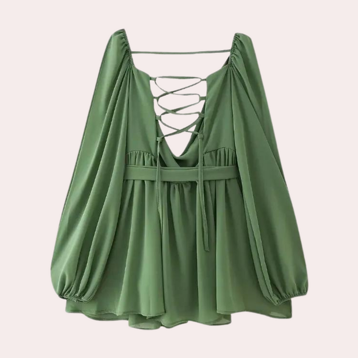 Groene blouse met lange mouwen en open rug, voorzien van vetersluiting en losse pasvorm. Perfect voor modieuze dameskleding en casual outfits.