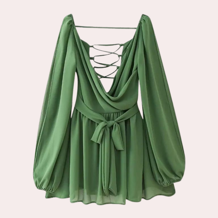 Groene damesjurk met lange mouwen, diepe V-hals en strikdetail. Perfect voor modieuze gelegenheden. Trendy en elegant ontwerp.