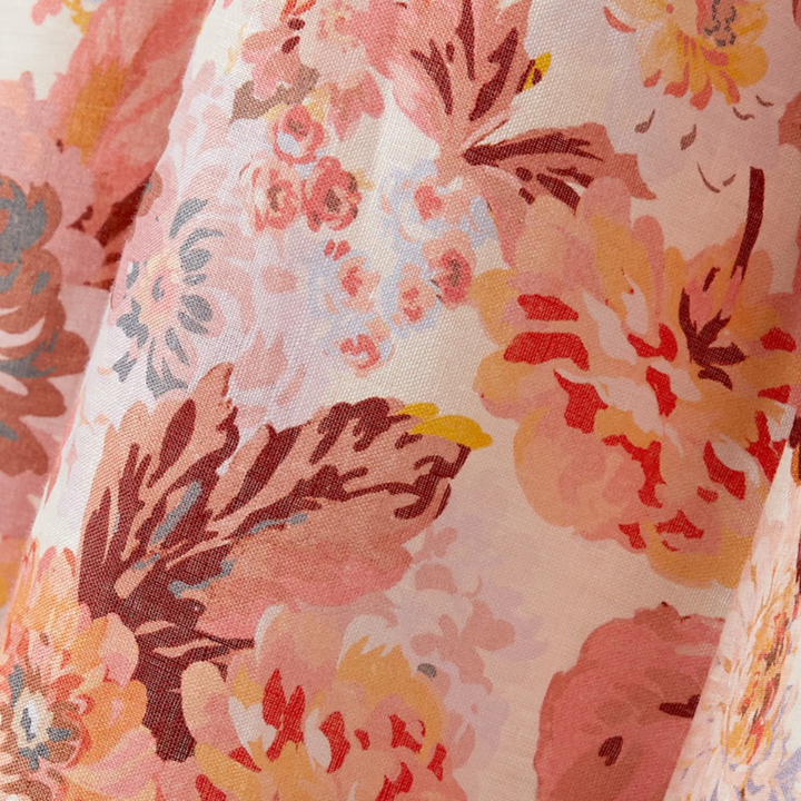 Bloemenstof met roze en rode bloemenprint, gedetailleerd ontwerp, geschikt voor interieurdecoratie en mode, hoogwaardige textielstof.