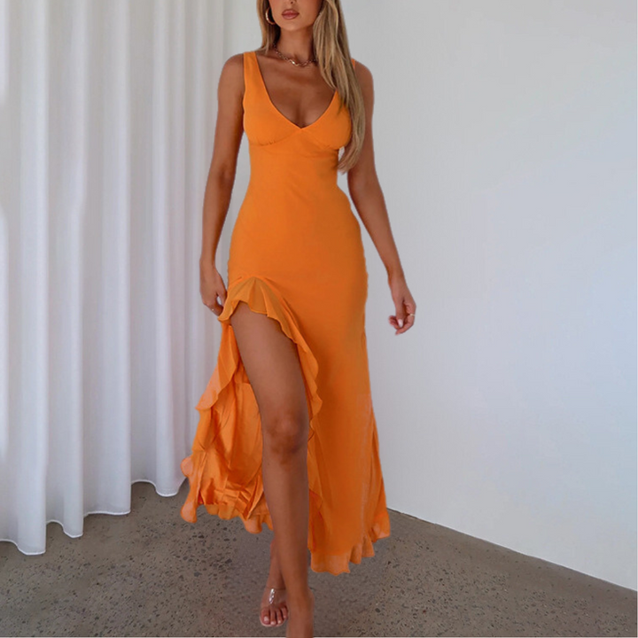 Vrouw in elegante oranje jurk met diepe V-hals en ruches, perfect voor zomermode. Stijlvolle avondjurk, trendy en modieus design.