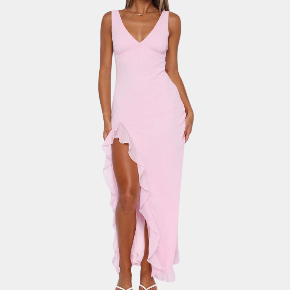 Vrouw in roze maxi-jurk met diepe V-hals en hoge split, elegante avondjurk, modieuze dameskleding, zomeroutfit.