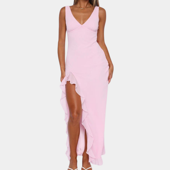 Vrouw in roze maxi-jurk met diepe V-hals en hoge split, elegante avondjurk, modieuze dameskleding, zomeroutfit.