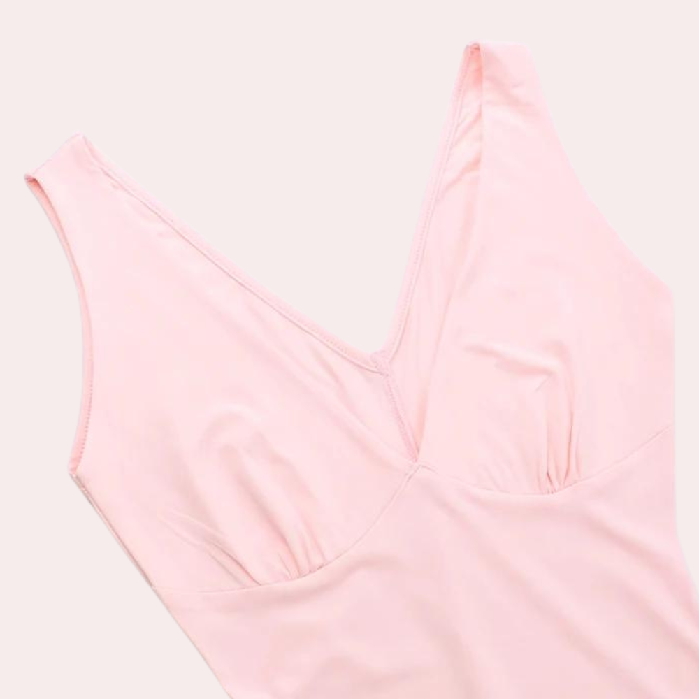 Roze damesjurk met V-hals, mouwloos ontwerp en zachte stof. Perfect voor zomerse gelegenheden. Elegante en stijlvolle kleding voor vrouwen.