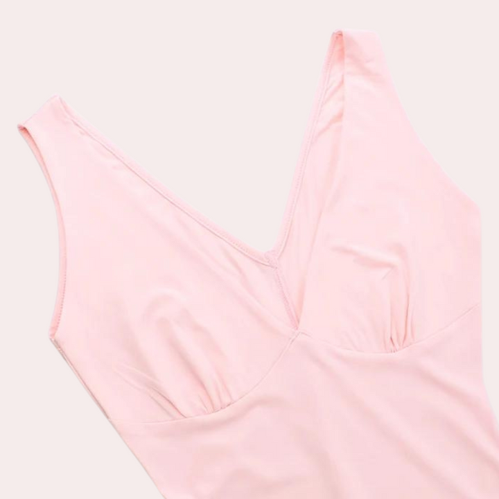 Roze damesjurk met V-hals, mouwloos ontwerp en zachte stof. Perfect voor zomerse gelegenheden. Elegante en stijlvolle kleding voor vrouwen.