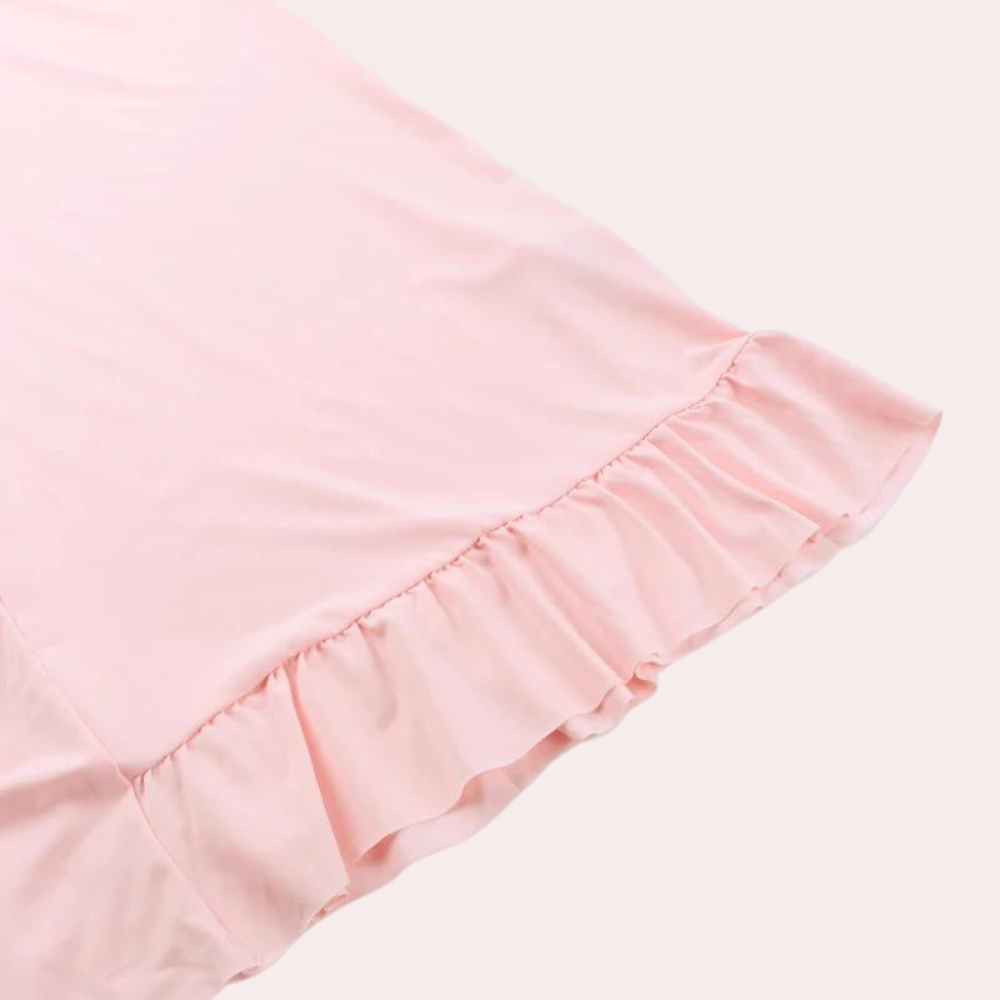 Roze satijnen jurk met ruches, elegante avondjurk, modieuze dameskleding, zachte stof, stijlvolle outfit voor speciale gelegenheden.