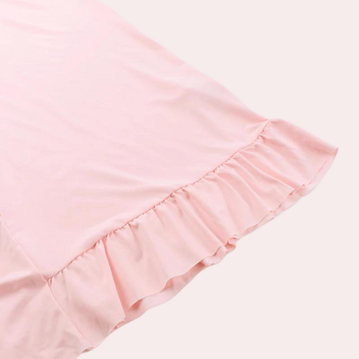 Roze satijnen jurk met ruches, elegante avondjurk, modieuze dameskleding, zachte stof, stijlvolle outfit voor speciale gelegenheden.