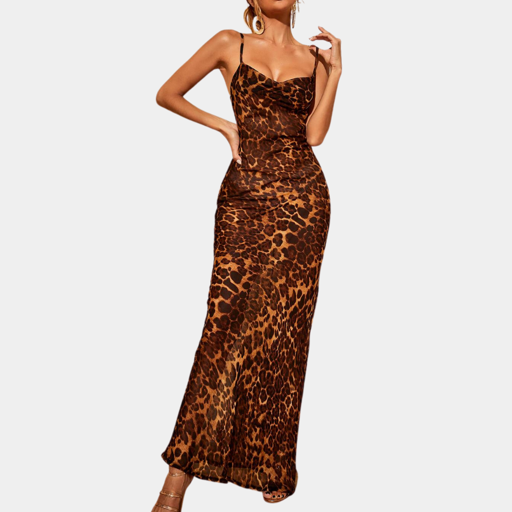 Vrouw in elegante luipaardprint jurk, lange pasvorm, spaghetti bandjes, modieuze avondkleding, trendy damesmode, stijlvolle outfit.
