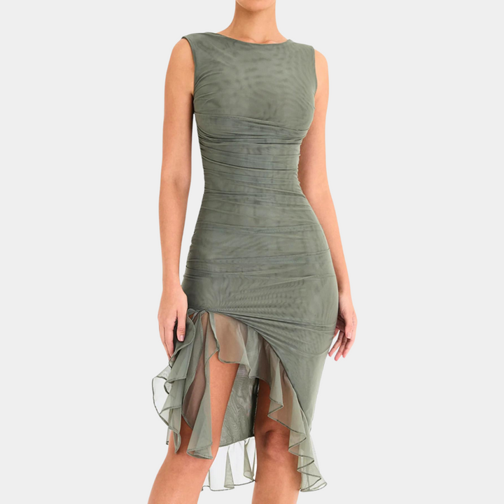 Groene jurk met ruches, mouwloos en asymmetrische zoom. Perfect voor avondkleding. Elegante damesmode, trendy en stijlvol design.