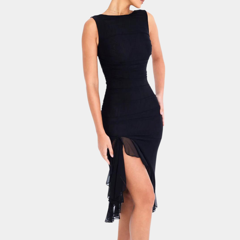 Zwarte cocktailjurk met mouwloos ontwerp en elegante split. Perfect voor avondkleding en formele gelegenheden. Stijlvolle en verfijnde uitstraling.