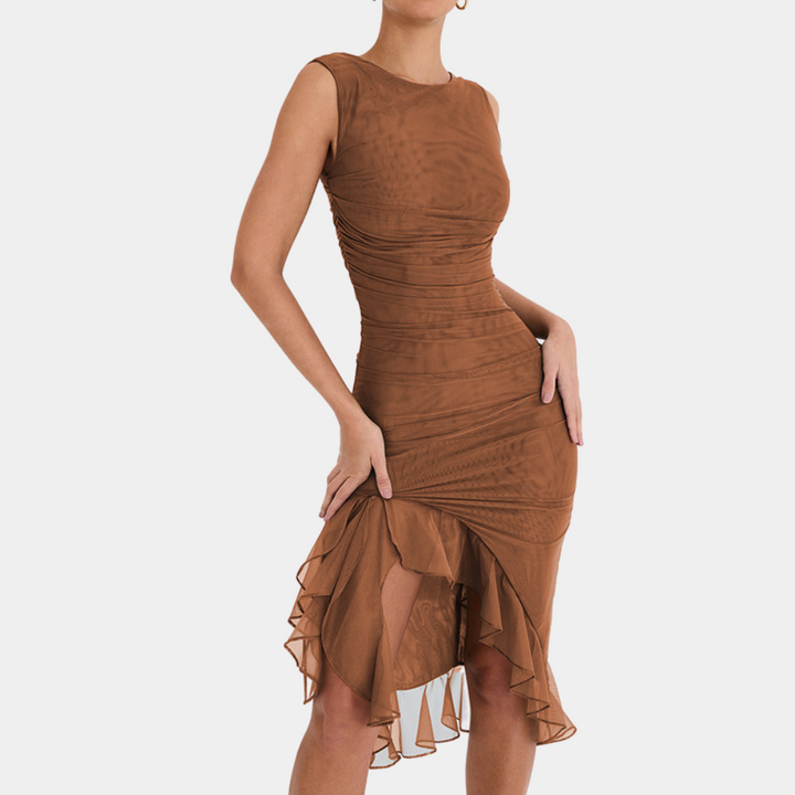 Bruine jurk met ruches, mouwloos en asymmetrische zoom. Perfect voor avondkleding. Elegante damesmode, trendy en stijlvol ontwerp.