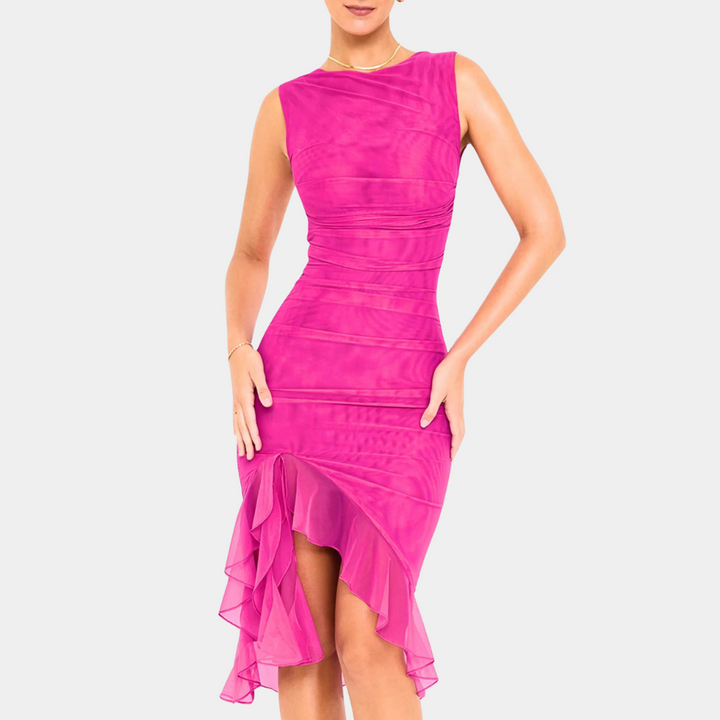 Vrouw in elegante roze jurk met asymmetrische zoom en ruches, mouwloos ontwerp, perfect voor avondkleding of cocktailparty's.
