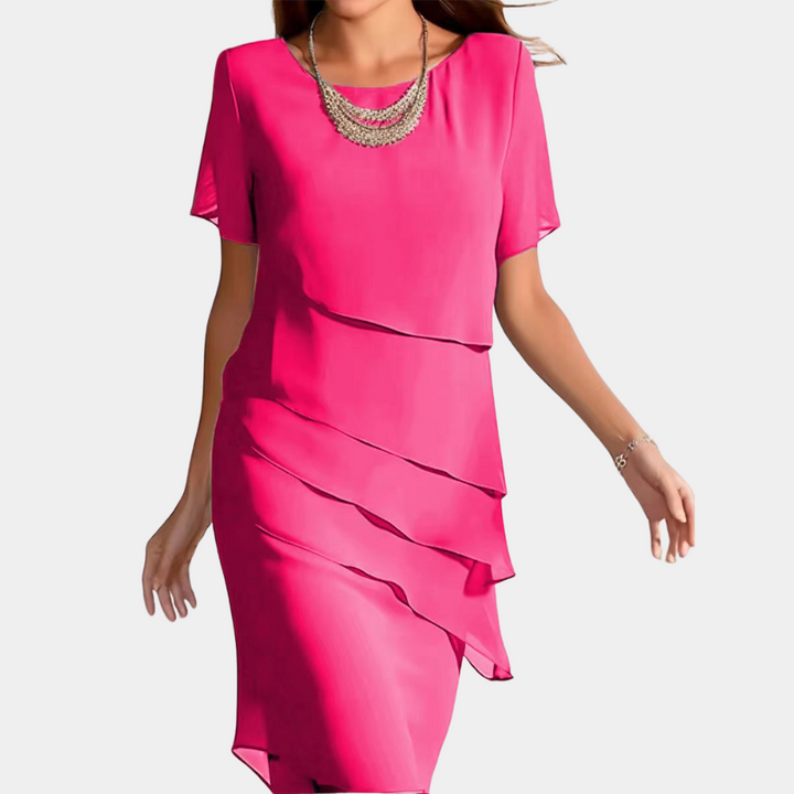 Rode jurk met gelaagde ruches en korte mouwen, gedragen door een vrouw. Perfect voor elegante gelegenheden. Trendy damesmode, zomerjurk.