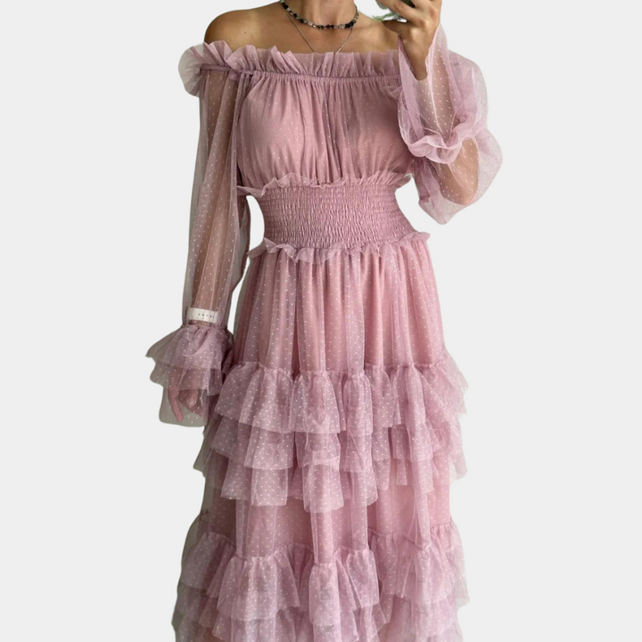 Roze off-shoulder jurk met ruches en lange mouwen, ideaal voor zomerfeesten. Elegante damesmode, trendy en stijlvol ontwerp.