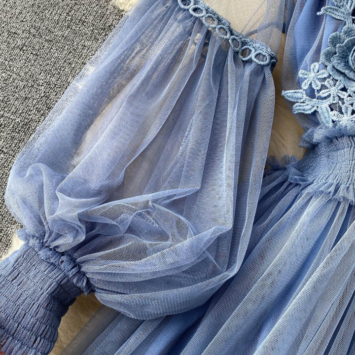 Blauwe kanten jurk met tule mouwen en bloemenborduursel, elegante avondkleding, gedetailleerd ontwerp, modieuze dameskleding.