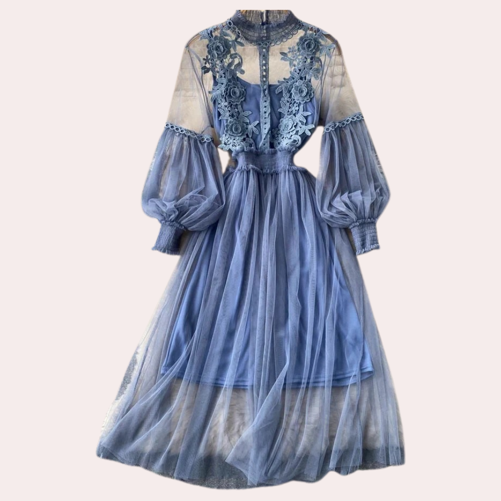 Blauwe kanten jurk met doorschijnende mouwen en bloemenpatroon, elegante avondjurk, modieuze dameskleding, feestelijke outfit.