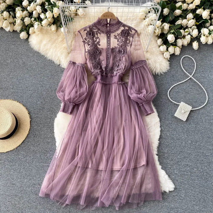 Paarse kanten jurk met lange mouwen en bloemenborduursel, elegant en stijlvol, perfect voor speciale gelegenheden. Luxe damesmode, trendy design.