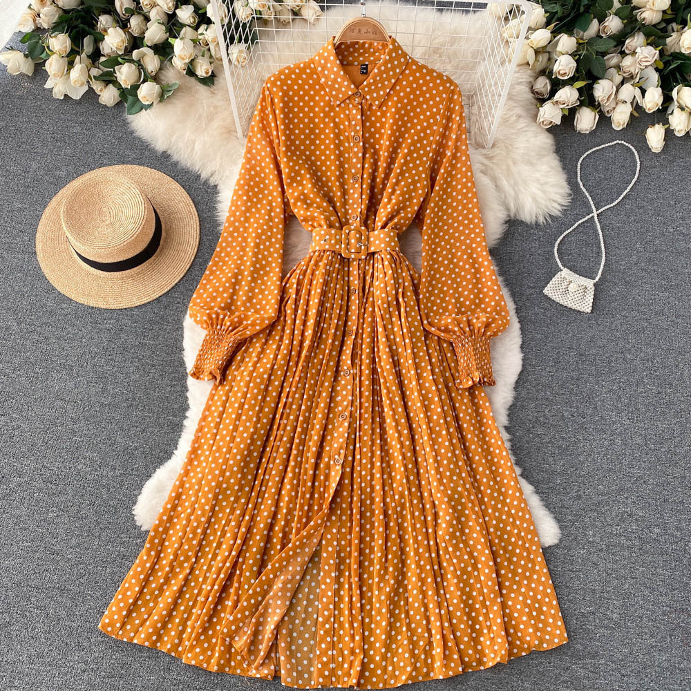 Gele polkadot maxi-jurk met lange mouwen en riem, perfect voor zomer. Stijlvolle damesmode, ideaal voor casual en formele gelegenheden.