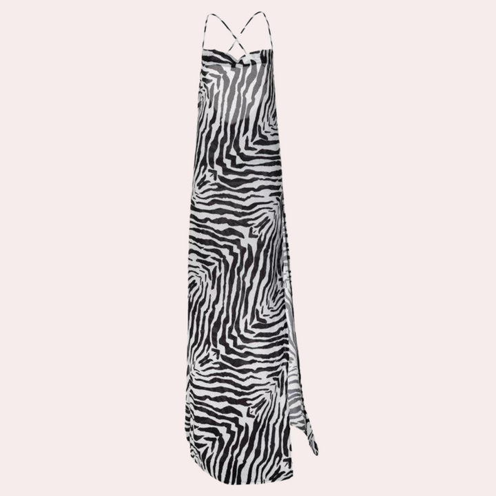 Zwart-witte zebraprint maxi-jurk met spaghettibandjes, luchtige stof en elegante uitstraling. Perfect voor zomerse mode en strandkleding.