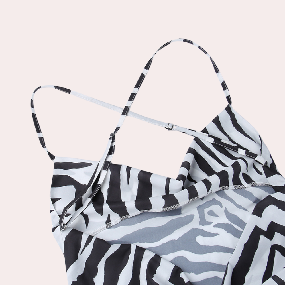 Zwart-witte zebraprint jurk met dunne bandjes, trendy zomerjurk, damesmode, stijlvolle kleding, perfect voor casual en feestelijke gelegenheden.