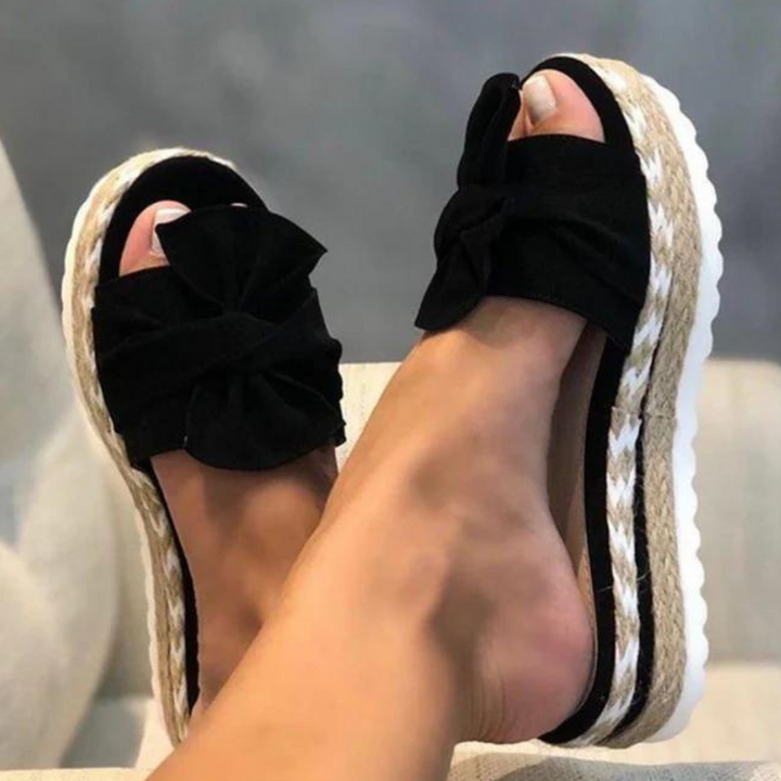 Zwarte dames sandalen met strik, espadrille zool, comfortabele sleehak. Perfect voor zomerse outfits en casual stijl. Trendy en elegant schoeisel.