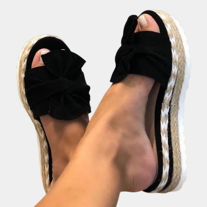 Zwarte espadrille sandalen met strik, gevlochten zool en open teen. Trendy zomerschoenen voor dames, comfortabel en stijlvol.