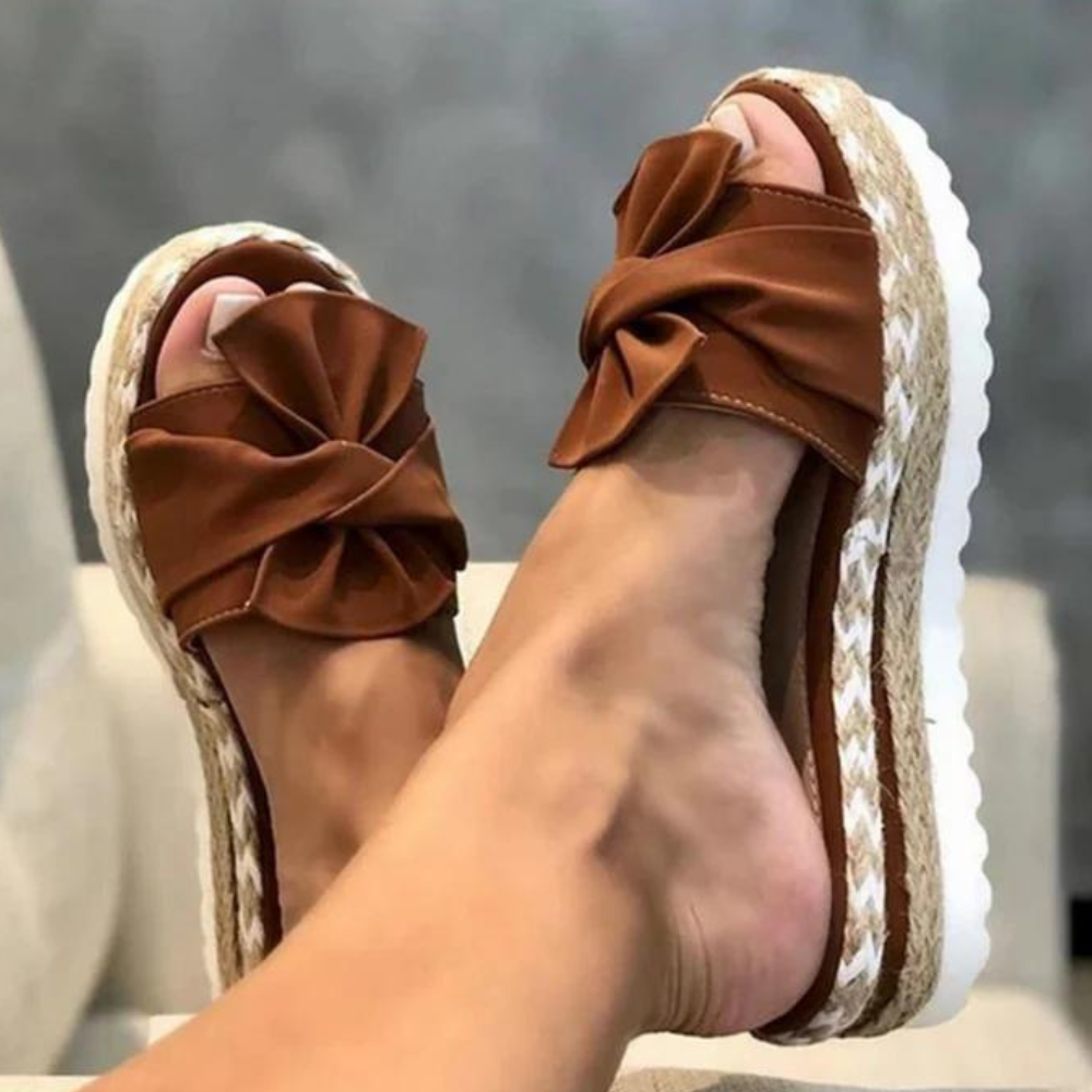 Bruine sandalen met strikdetail en gevlochten zool, trendy zomerschoenen voor dames. Comfortabele sleehak, perfect voor casual en elegante looks.