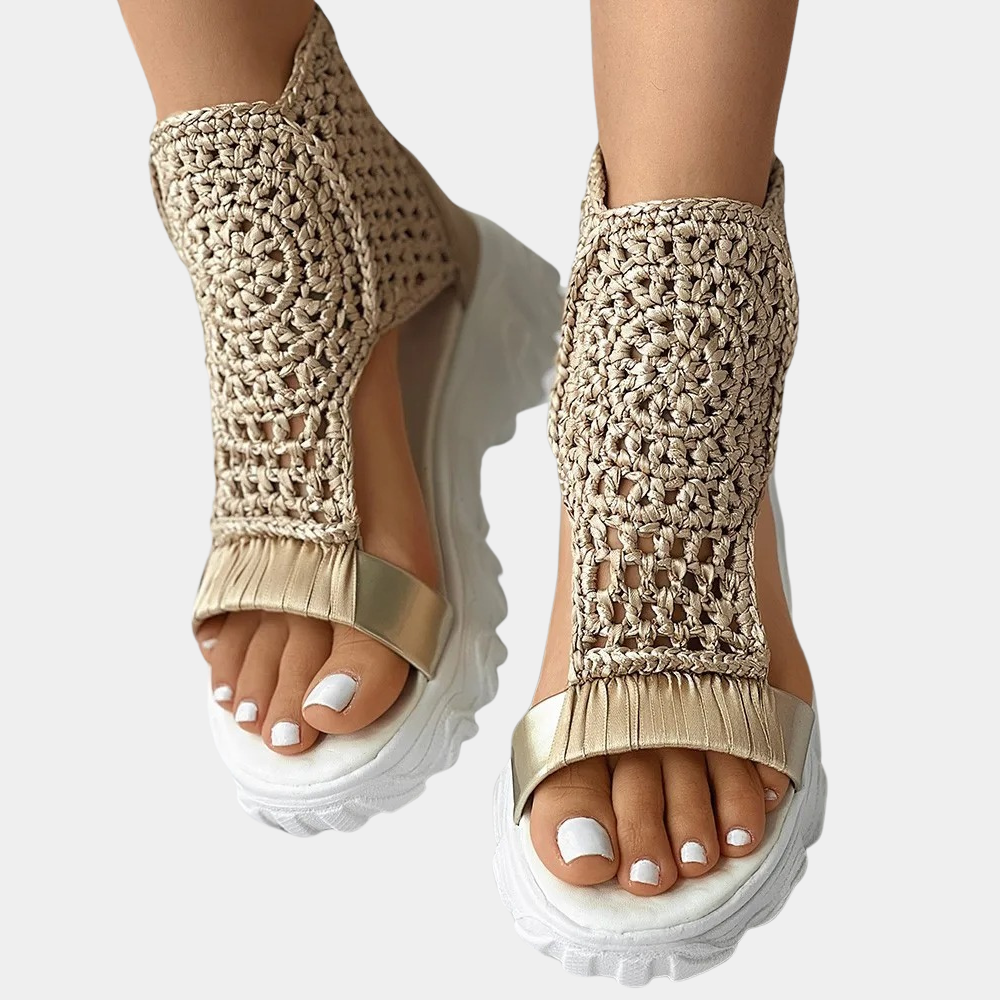 Beige gevlochten sandalen met dikke witte zool, open teen en enkelband. Trendy zomerschoenen voor dames, perfect voor casual outfits.