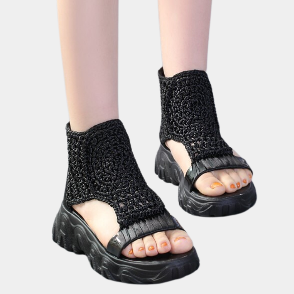 Zwarte gebreide sandalen met dikke zool, open teen en enkelhoogte. Modieuze dames zomerschoenen, comfortabel en trendy design.