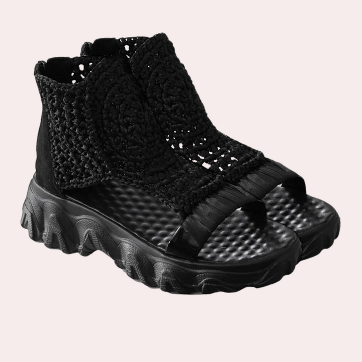 Zwarte gehaakte sandalen met dikke zool, open teen en hiel. Modieuze zomerschoenen voor dames. Comfortabel en stijlvol design.