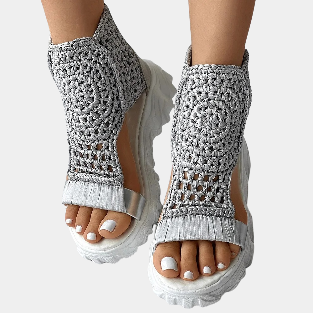 Grijze gehaakte sandalen met dikke witte zolen, open teen en enkelband. Trendy zomerschoenen voor dames, comfortabel en stijlvol.