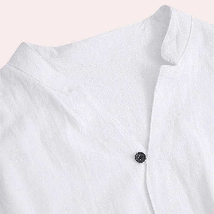 Witte linnen herenoverhemd met V-hals en zwarte knoop, stijlvolle casual mode, perfect voor zomerse outfits en formele gelegenheden.
