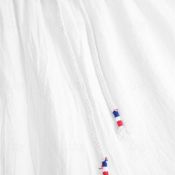 Witte katoenen broek met gevlochten trekkoord, rood-wit-blauw detail. Comfortabele pasvorm, casual stijl, ideaal voor zomerse dagen.