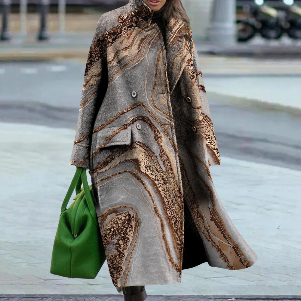 Vrouw in stijlvolle, lange jas met marmerpatroon en knopen, draagt groene handtas. Modieuze winterkleding, straatmode, elegant design.