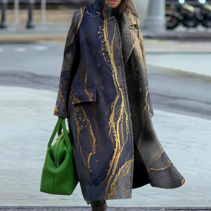 Vrouw in stijlvolle blauwe jas met gouden accenten, draagt groene handtas. Mode, winterkleding, trendy damesjas, straatmode.