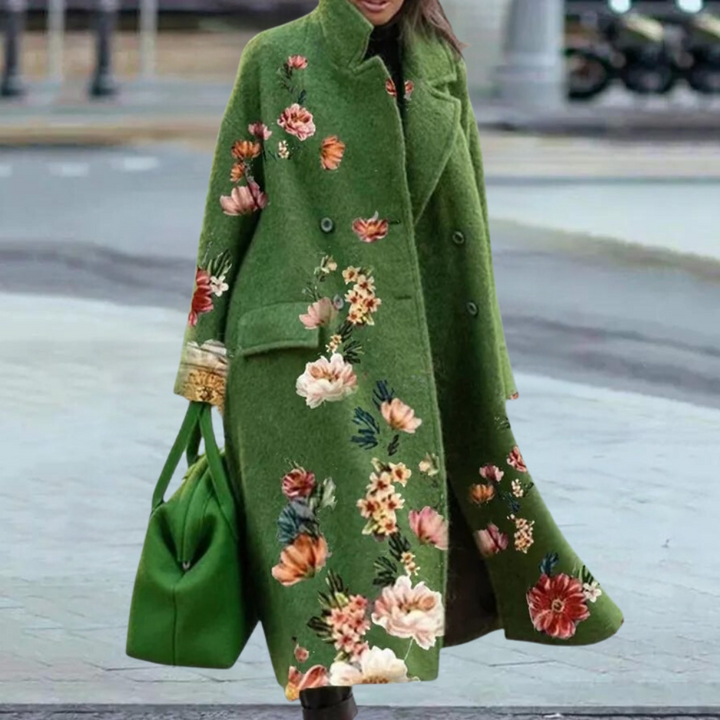 Groene wollen damesjas met kleurrijke bloemenprint, dubbele knopenrij en bijpassende groene handtas. Stijlvolle wintermode voor vrouwen.