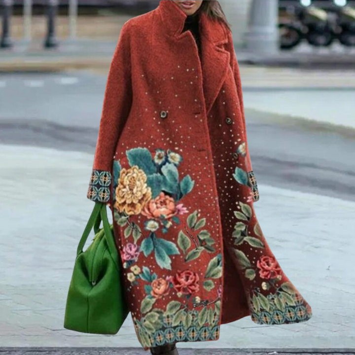 Rode wollen damesjas met bloemenprint en groene tas, wintermode, straatstijl, elegante lange jas, trendy dameskleding, herfst-wintercollectie.