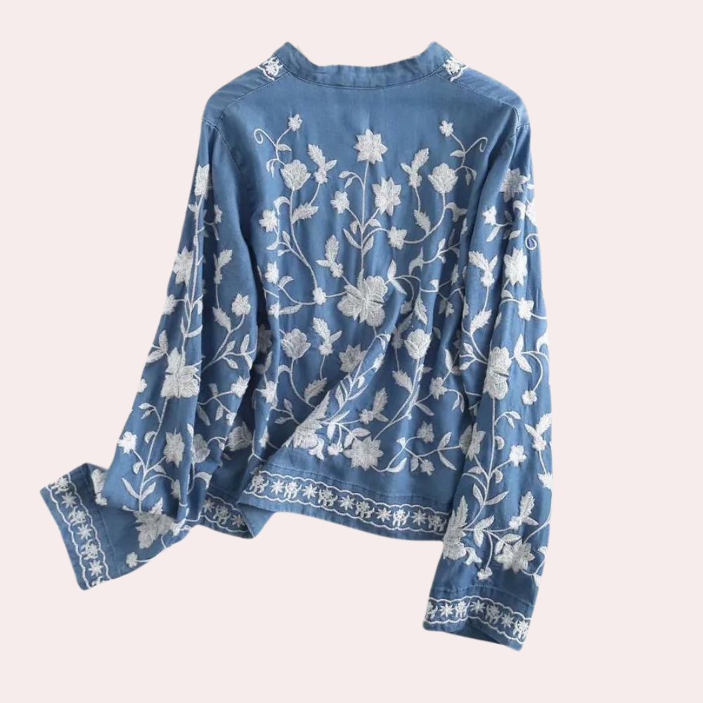 Blauwe blouse met witte bloemenborduursels, lange mouwen, bohemian stijl. Perfect voor casual en trendy damesmode.